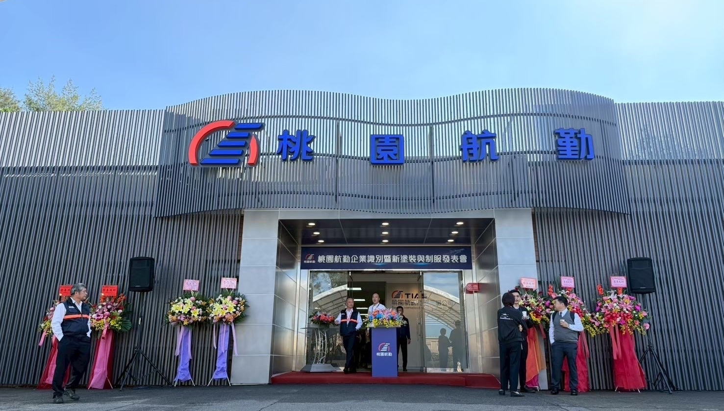 總辦公區外牆以現代格柵設計展現層次感